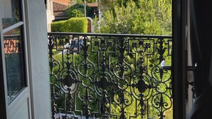 A balcony with ornate metal railings, a view of residential buildings, and a clear sky. - 2 beds 4 pers. 1,5km from Palais /swimming pool/parking 12min walk center Cannes (Cannes)