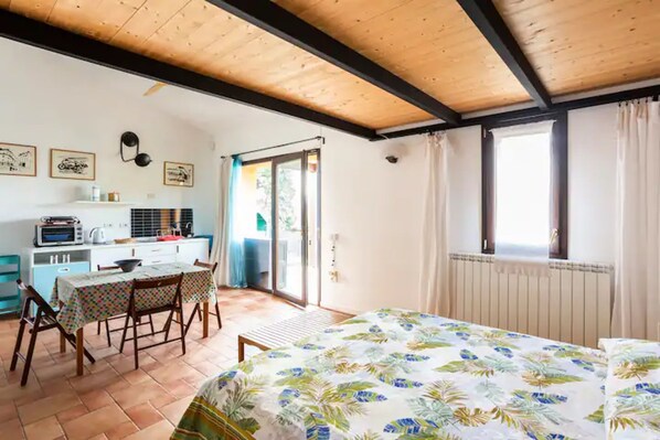2 bedrooms, in-room safe, desk, travel cot