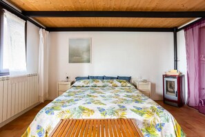 2 quartos, cofres nos quartos, escrivaninha, berço de viagem