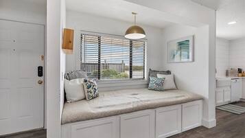 3 habitaciones, escritorio y tabla de planchar con plancha