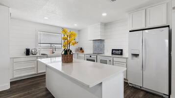 Refrigerador, microondas, horno y parrilla de estufa