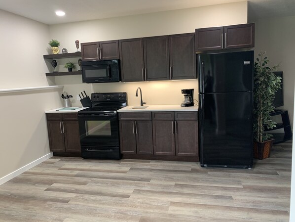 Microondas, cafetera y tetera y utensilios de cocina