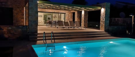 Majoituspaikan julkisivu illalla/yöllä