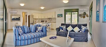 家庭别墅 | 起居区 | 40-英寸智能电视 （配备卫星频道）、电视