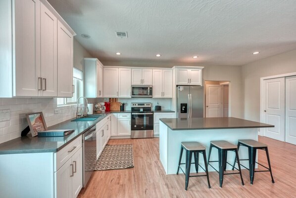 Fridge, microwave, oven, stovetop - 4BR (3 King beds), Game Room, Views, Murals, Steps to Hiking (Kanab)