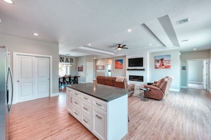 Interior - 4BR (3 King beds) w/ Game Room, Views, Murals, Steps to Hiking (Kanab)