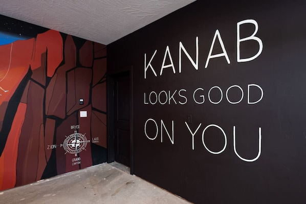 Interior - 4BR (3 King beds) w/ Game Room, Views, Murals, Steps to Hiking (Kanab)