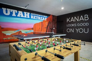 Game room - 4BR (3 King beds), Game Room, Views, Murals, Steps to Hiking (Kanab)
