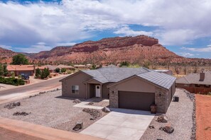 Exterior - 4BR (3 King beds) w/ Game Room, Views, Murals, Steps to Hiking (Kanab)