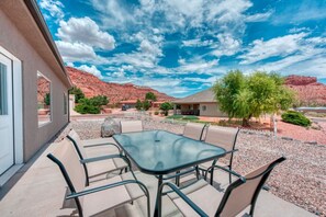 Outdoor dining - 4BR (3 King beds), Game Room, Views, Murals, Steps to Hiking (Kanab)