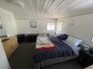 3 bedrooms, free WiFi, bed sheets, wheelchair access - Peaceful Cottage near Rivers & State land for FUN (Beaverton)