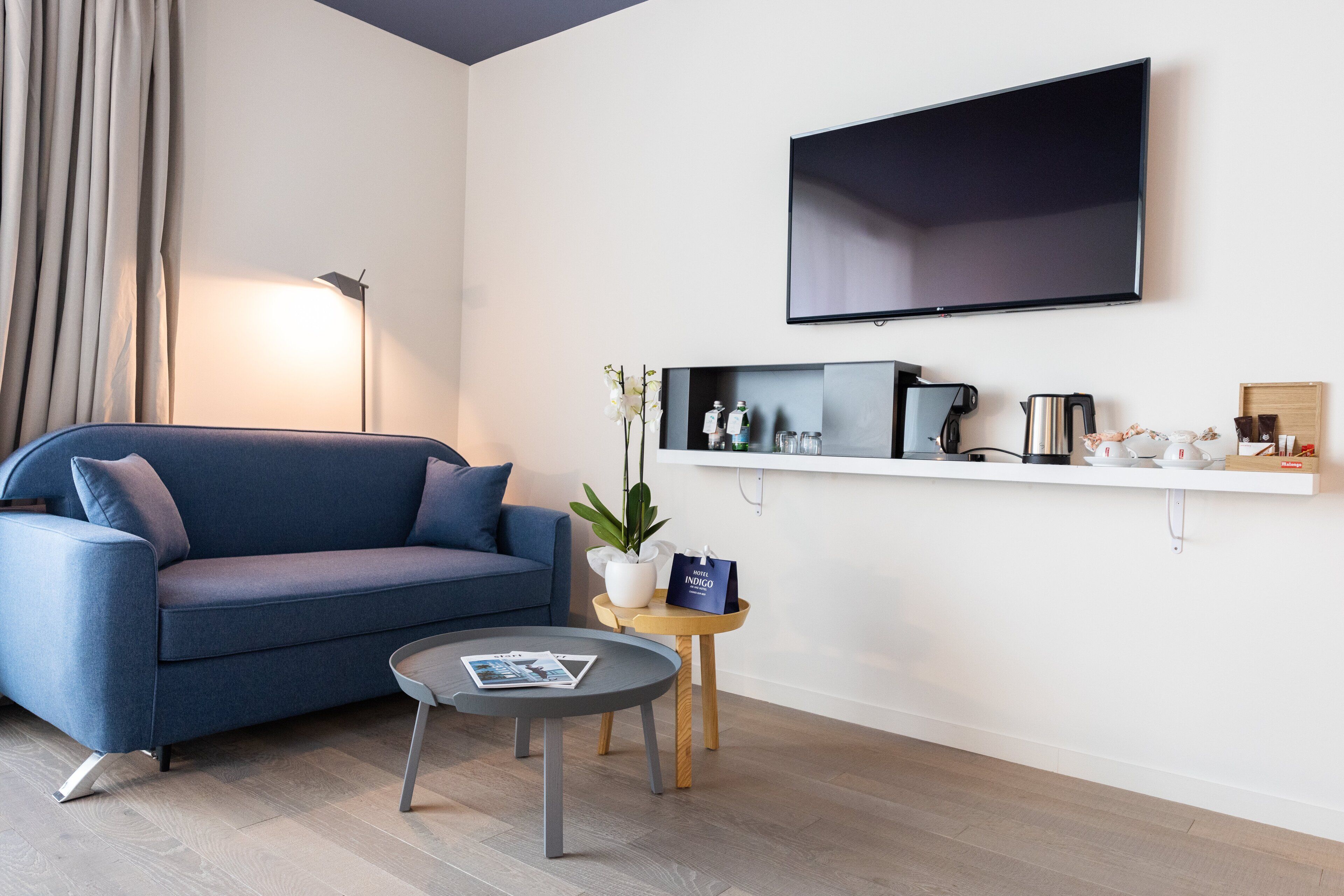 premium room, 1 king bed with sofa bed | 1 bedroom, minibar, in-room safe, laptop workspace