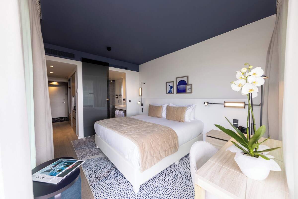 Minibar, in-room safe, laptop workspace, soundproofing