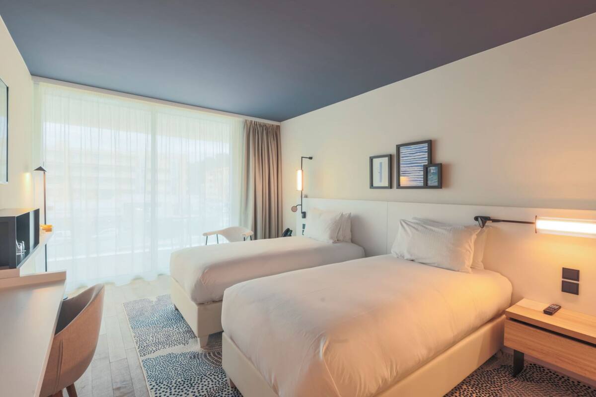 Standard Room, 2 Twin Beds, City View (Mountain View) | Minibar, in-room safe, laptop workspace, soundproofing