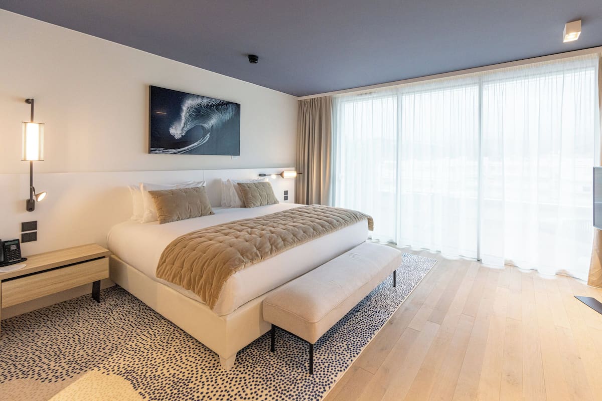 Suite, 1 cama King size, acceso a la alberca | Minibar y caja de seguridad en la habitación