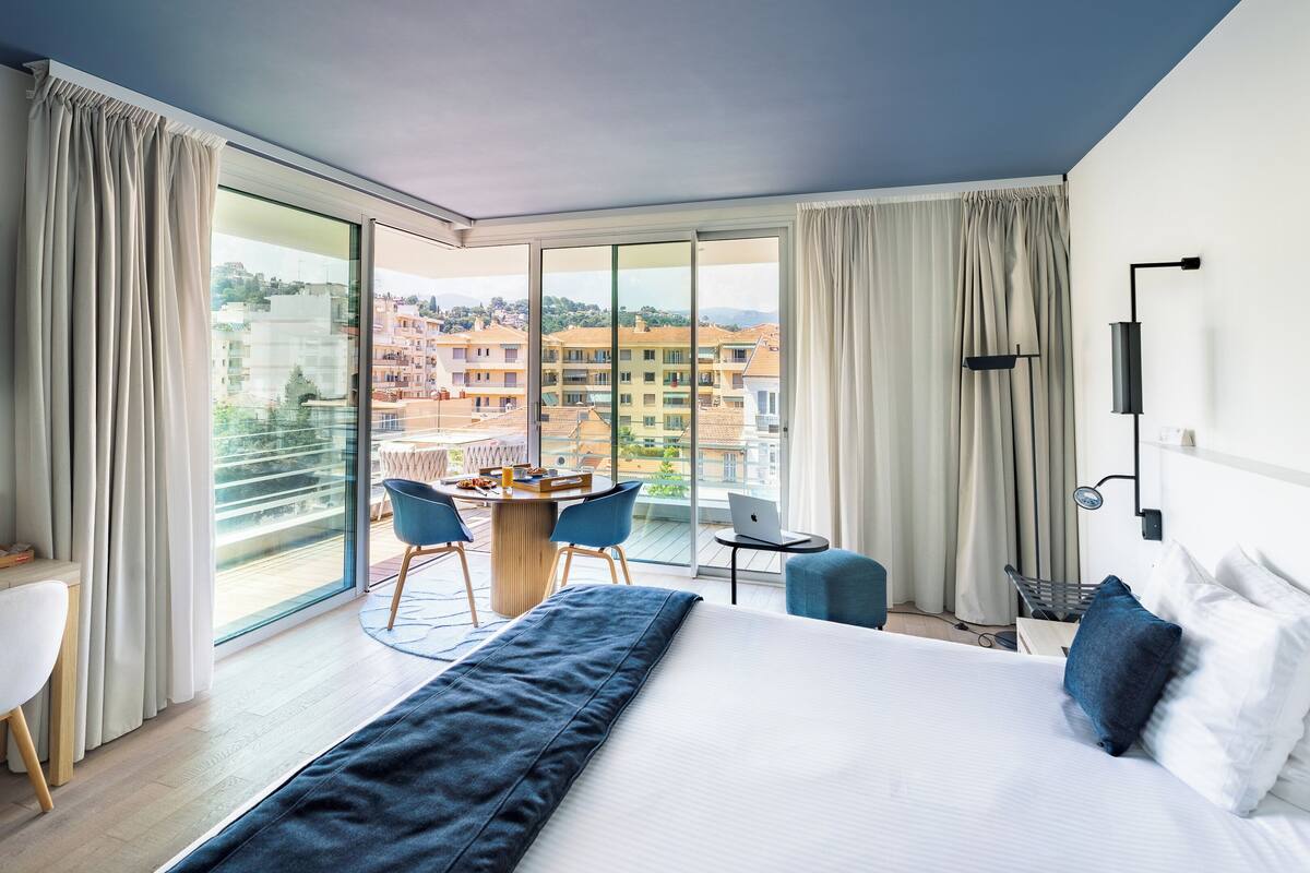 Suite, 1 kingsize-seng | Minibar, safe på rommet, skrivebord for bærbar PC og lydisolert