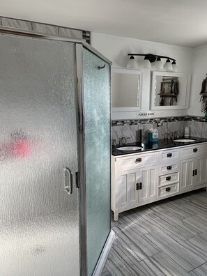 Douche, sèche-cheveux, serviettes fournies, savon