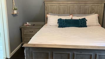 3 dormitoris, planxa i posts de planxar i un bressol de viatge