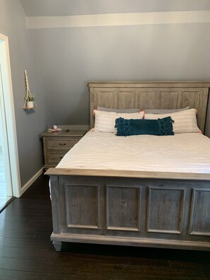 3 bedrooms, iron/ironing board, travel crib, free WiFi - Cozy 3 bedroom home in the heart of Irvington (Indianapolis)