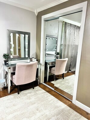3 bedrooms, desk, travel crib, WiFi (free)