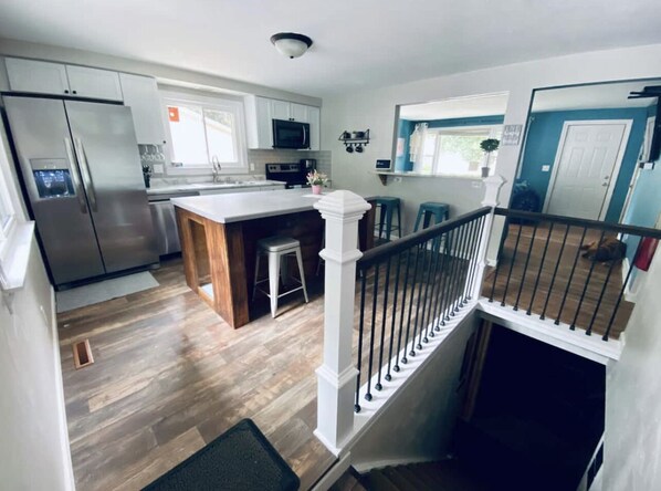 Fridge, microwave, oven, stovetop - Family fun House - large fenced in backyard, Theater, Bean bag Lounge (Appleton)