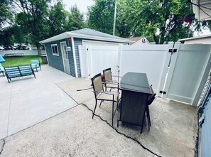 Outdoor dining - Family fun House - large fenced in backyard, Theater, Bean bag Lounge (Appleton)