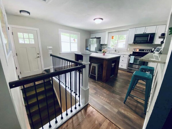 Réfrigérateur, micro-ondes, four, plaque de cuisson