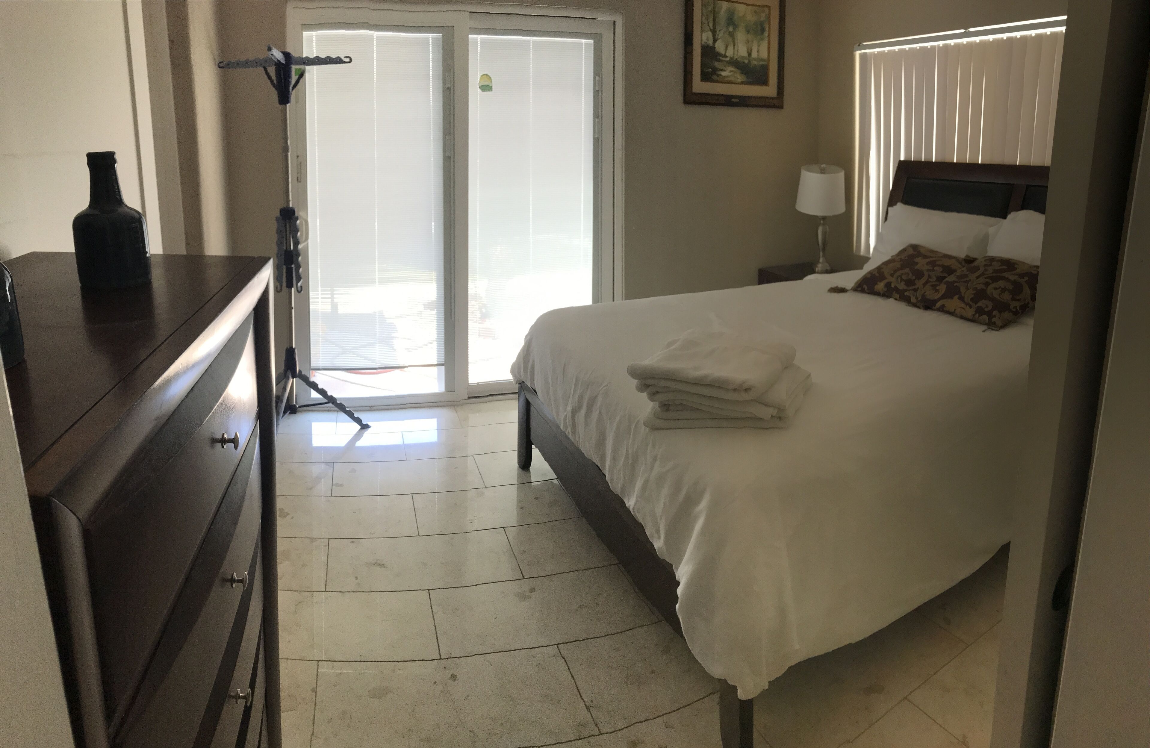 2 chambres, coffres-forts dans les chambres, fer et planche à repasser