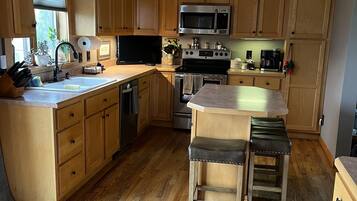 Frigorifero, microonde, forno, piano cottura