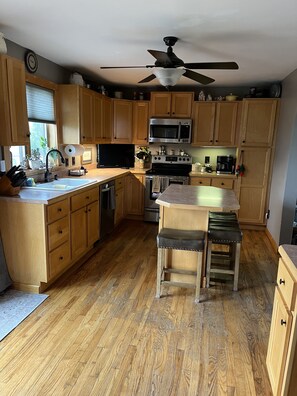 Kjøleskap, mikrobølgeovn, ovn og kokeplater