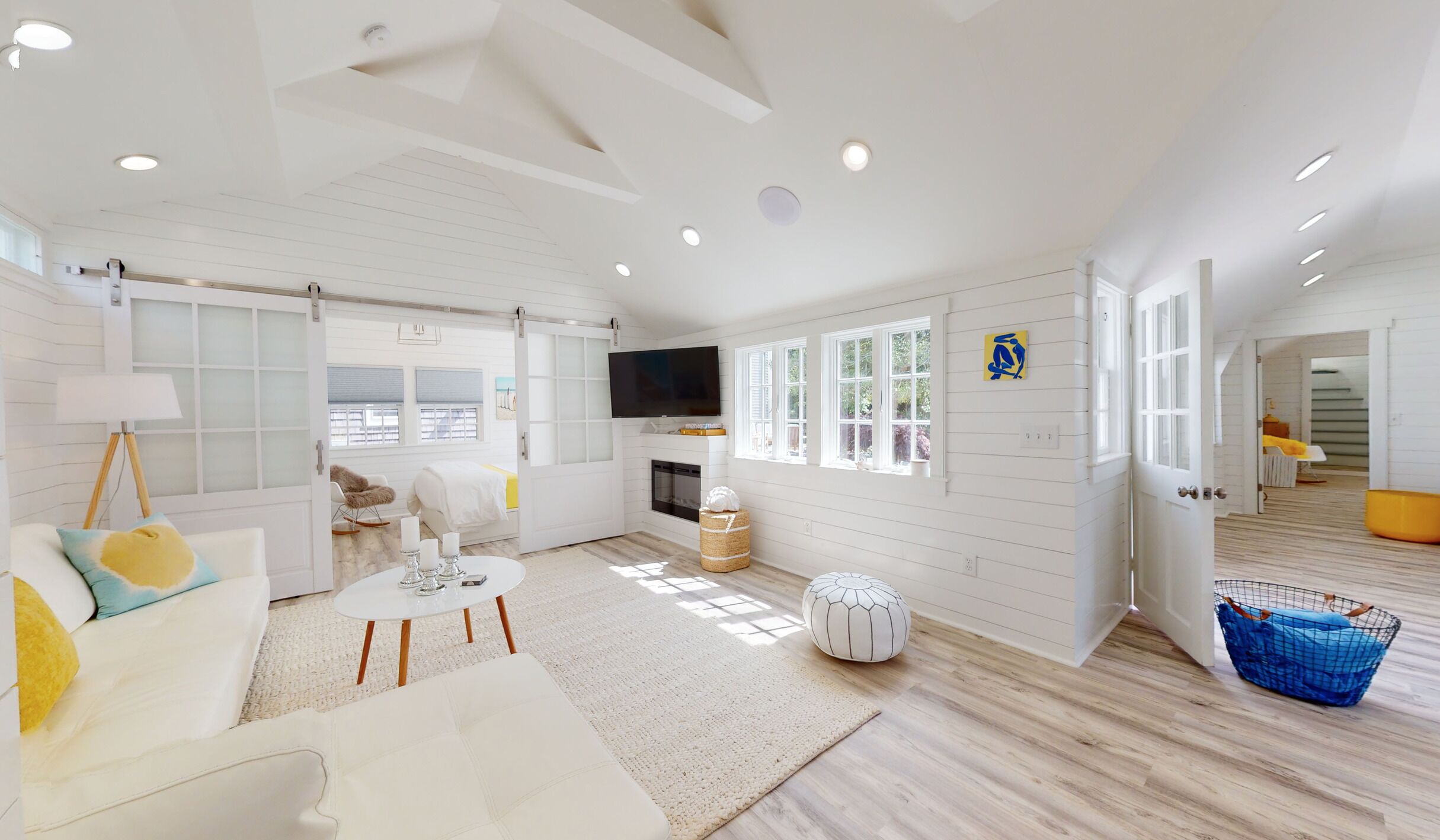 TV connectée, cheminée, chaîne hi-fi, espaces bureaux