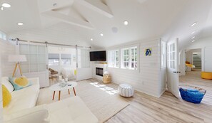 Smart-TV, peis, stereoanlegg og kontorer