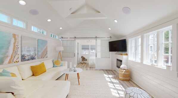 Smart-TV, peis, stereoanlegg og kontorer