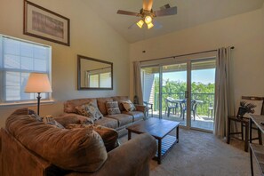 Apartment (Suite Outlook - Resort Amenities - Pe) | Wohnzimmer | Flachbildfernseher, Kamin, Tischtennisplatte, Bücher