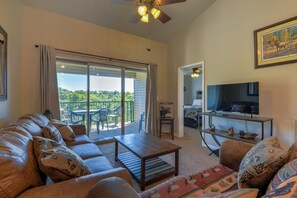 Apartment (Suite Outlook - Resort Amenities - Pe) | Wohnzimmer | Flachbildfernseher, Kamin, Tischtennisplatte, Bücher
