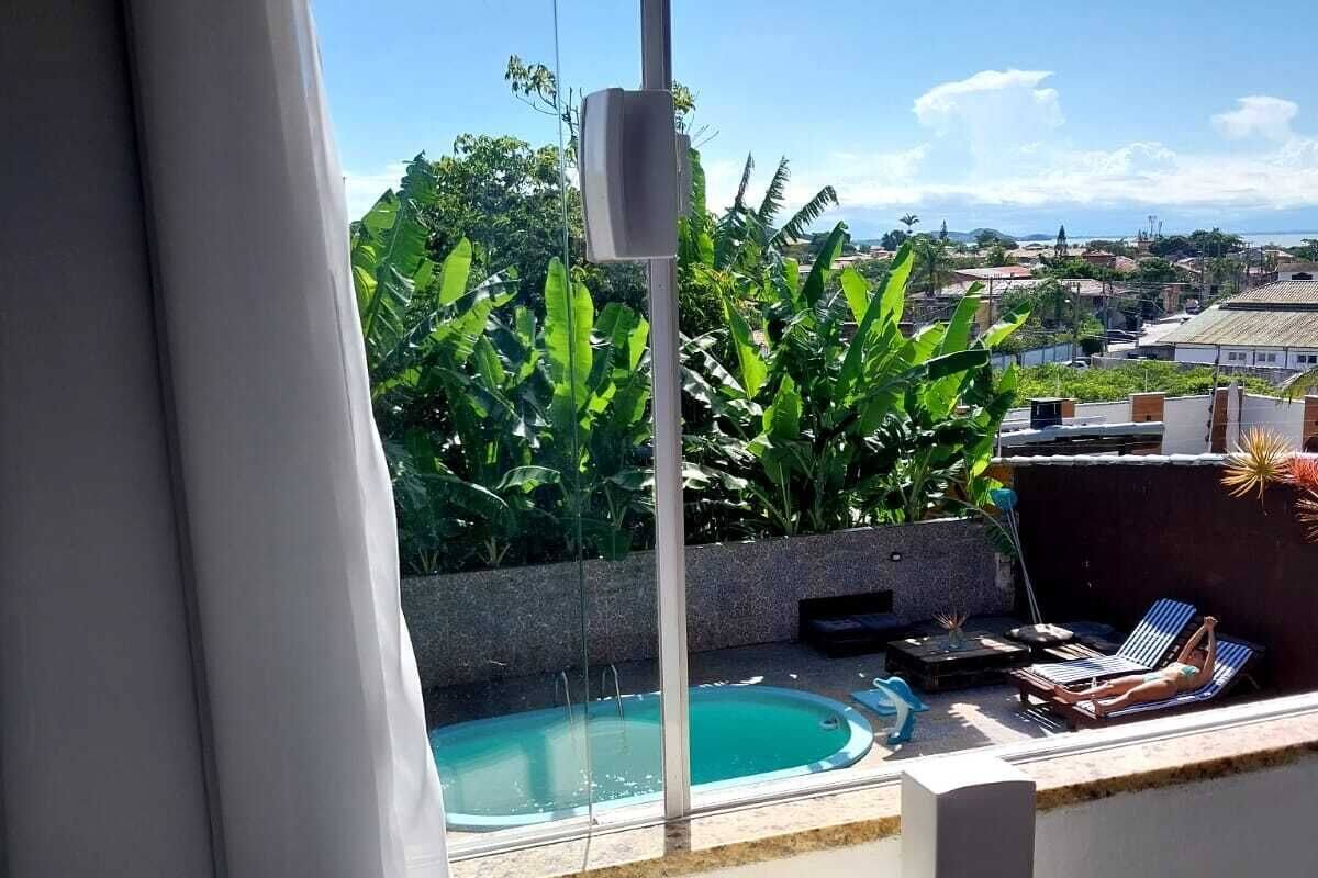 Ein Balkon mit Pool, Stuhl und Tisch.