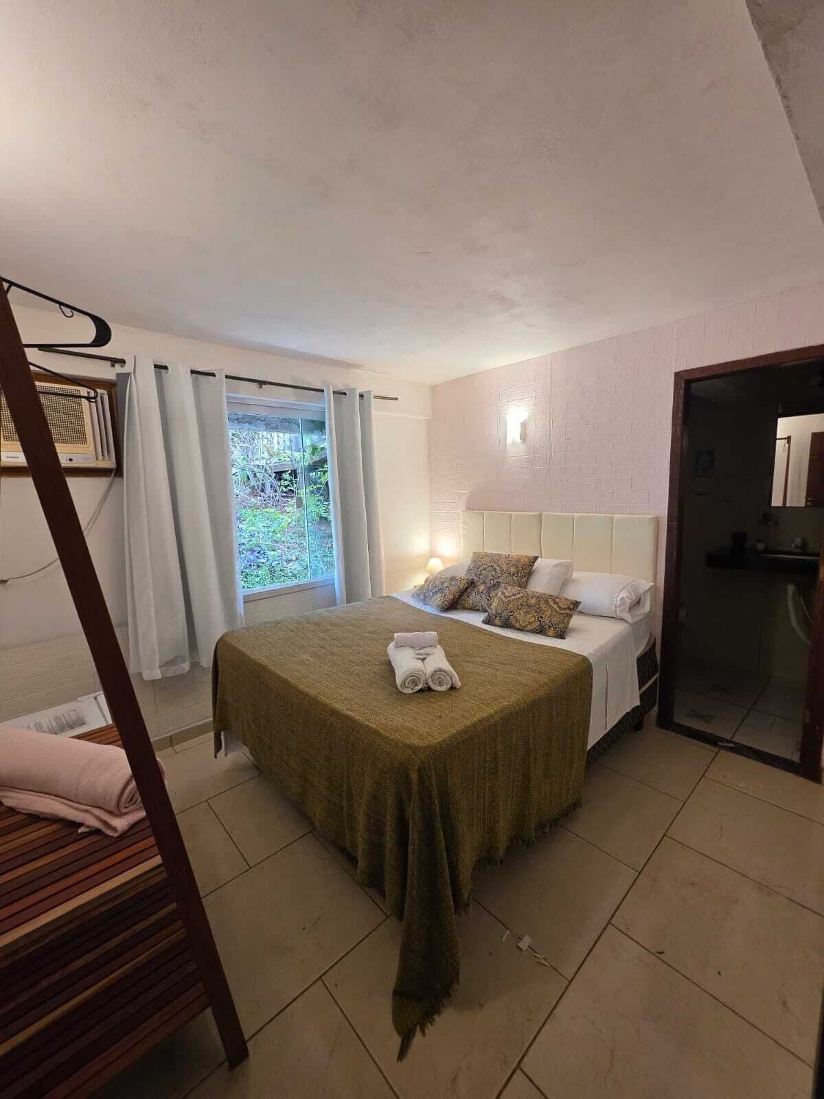 Quarto casal standard | Individualmente decorados, ferros/tábuas de passar roupa