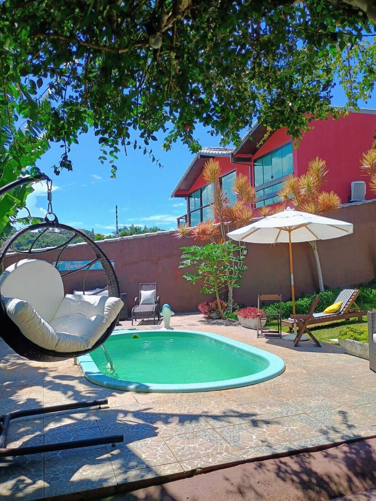 Alberca al aire libre y camastros 