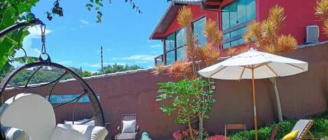 Utomhuspool och solstolar