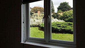 Une fenêtre donnant sur un jardin.