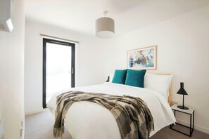 1 habitación, muebles diferentes y tabla de planchar con plancha 