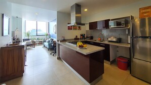 Cafeteira/chaleira, geladeira, micro-ondas, fogão