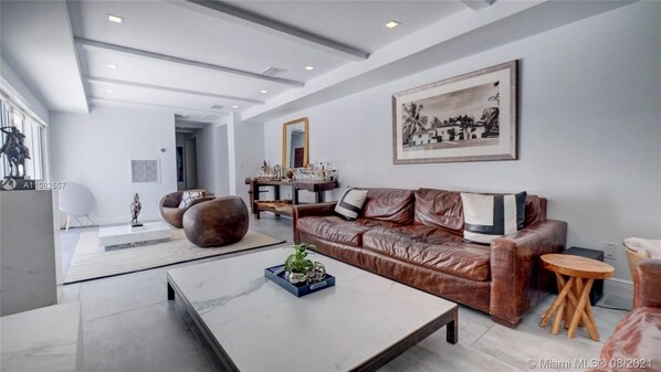 Smart TV, fireplace, ping pong, books