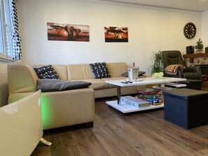 Smart-TV, Kamin, Videospiele, DVD-Player