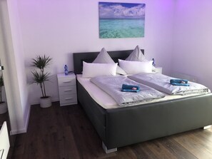 2 bedrooms, in-room safe, desk, iron/ironing board