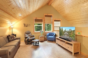 Een smart-tv, een open haard, een dvd-speler en tafelvoetbal