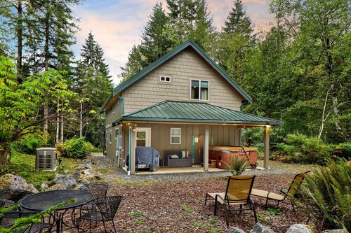 2 King Beds, Game Room, Dogs OK and EV Charger!