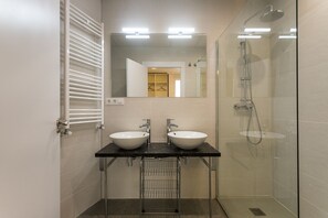 Ducha, secador de pelo y toallas