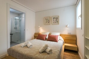 3 bedrooms, iron/ironing board, free WiFi, bed sheets - Opera Views. WiFi+Air Conditioning+ balcony (Valencia)