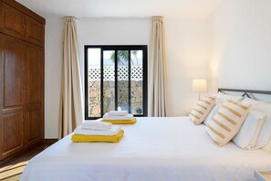 2 bedrooms, in-room safe, iron/ironing board, free WiFi